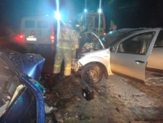 На улице Войкова в Невеле не разъехались две легковушки - 2016-10-09 08:48:00 - 1