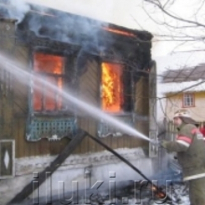 В деревне Лавры Печорского района из-за неосторожного обращения хозяйки дома с огнем произошел пожар - 2016-11-06 14:39:00 - 1