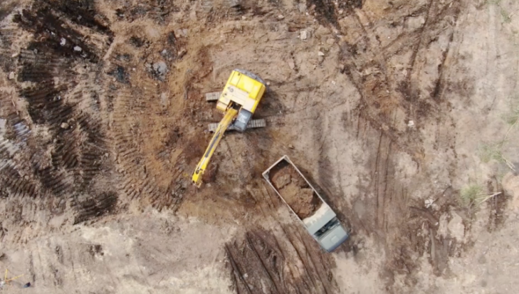 Видео: Военные строители приступили к фундаментным работам на площадке строительства многофункционального медицинского центра в Великих Луках - 2020-07-04 14:54:00 - 1