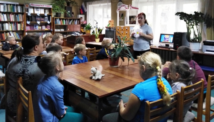 В великолукской детской библиотеке прошла беседа «День семьи, любви и верности» - 2019-07-05 20:34:00 - 1