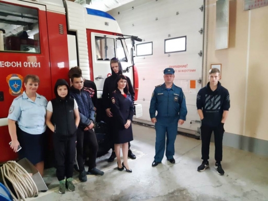 Полицейские совместно с сотрудниками МЧС организовали экскурсию для подростков - 2019-08-14 16:03:00 - 1