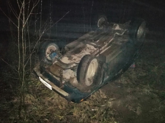 ФОТО: после наезда на женщину «ВАЗ» вылетел в кювет и перевернулся на дороге Великие Луки - Ущицы - 2019-12-25 08:39:00 - 1