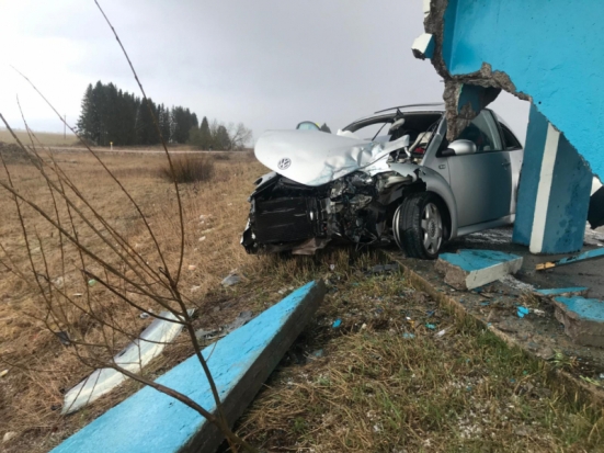 Автоледи получила перелом руки, въехав в автобусную остановку в Печорском районе (ФОТО) - 2020-04-16 11:34:00 - 1