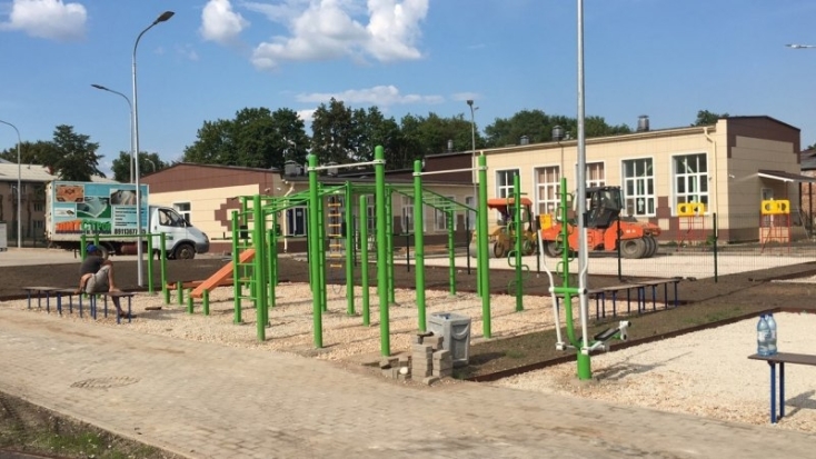 У новой школы в Великих Луках уложили футбольное поле и беговые дорожки - 2018-07-16 13:13:00 - 1