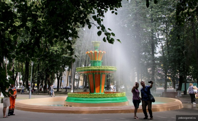 В Ботаническом саду Пскова сегодня заработал фонтан - 2019-06-25 17:13:00 - 1