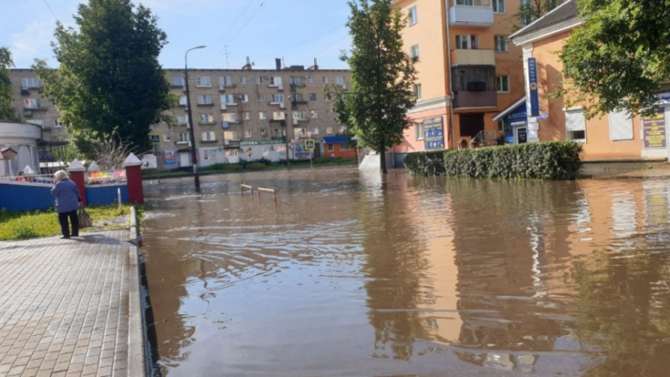 Плавать будем? Великий потоп после не самого большого дождя в Великих Луках (ФОТО) - 2019-06-27 08:54:00 - 1
