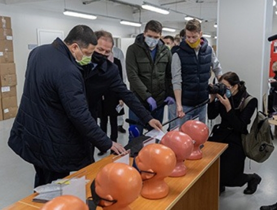 Михаил Ведерников ознакомился с производством завода «Псков-Полимер», часть которого перепрофилировано под выпуск средств индивидуальной защиты - 2020-04-09 12:32:00 - 1