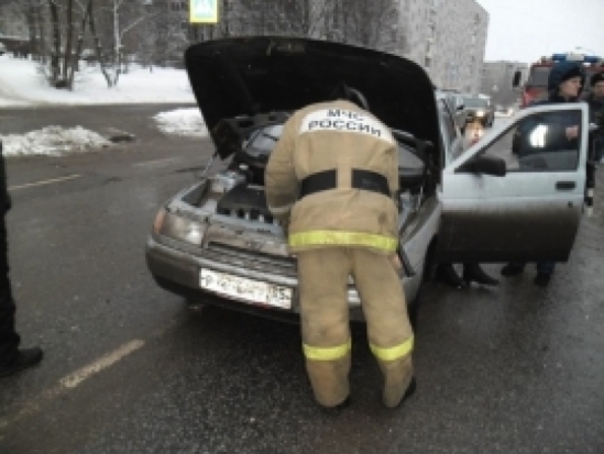 Легковой автомобиль попал в ДТП на мосту Александра Невского в Пскове - 2016-10-26 18:01:00 - 1