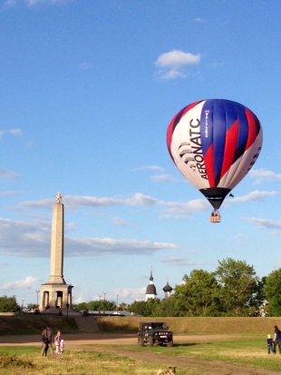 Встречайте! Этим вечером над Великими Луками вновь воздушные шары - 2016-06-09 18:07:00 - 1