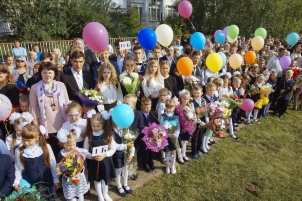 ФОТО: 1 сентября в 13-й школе будущие выпускники принимали поздравления от первоклассников - 2018-09-03 10:04:00 - 1