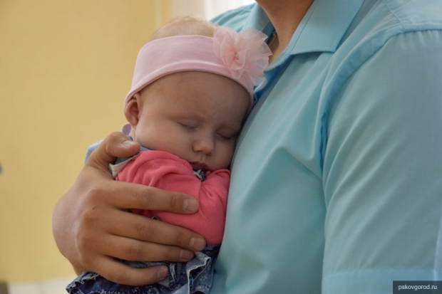 Восемь псковских семей получили сертификаты по региональной программе «Подарок новорожденному» - 2019-08-01 18:24:00 - 1