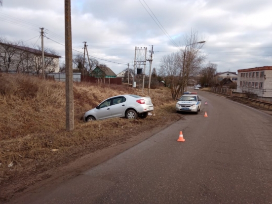 ФОТО: пьяная автомобилистка оказалась в кювете в Великих Луках - 2020-01-17 16:52:00 - 1