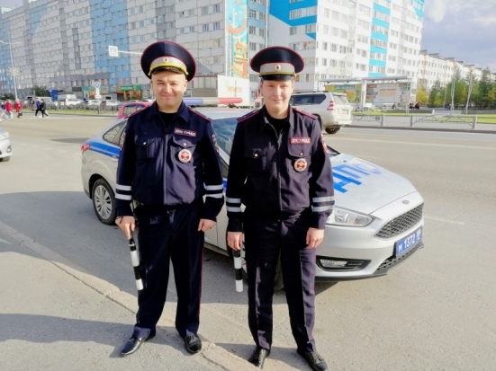 Инспекторы ДПС спасли на пожаре 20 человек в Новом Уренгое - 2019-09-30 08:38:00 - 1