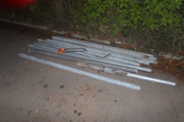 Псковские полицейские задержали подозреваемых в хищении дорожных знаков (ФОТО) - 2020-09-16 19:18:00 - 1