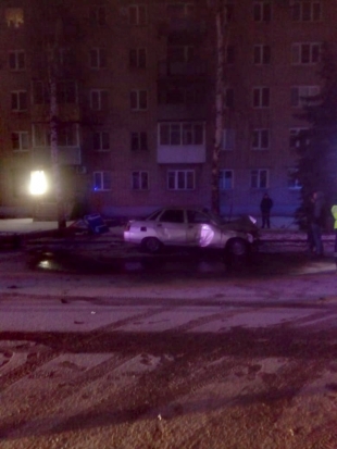 Ночью на проспекте Гагарина в Великих Луках сбили столб электропередач (ФОТО) - 2020-02-09 08:05:00 - 1