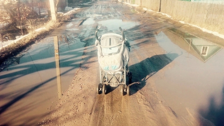 ФОТОфакт: погулять с ребенком в коляске в Великих Луках - экстрим - 2018-03-30 16:19:00 - 1