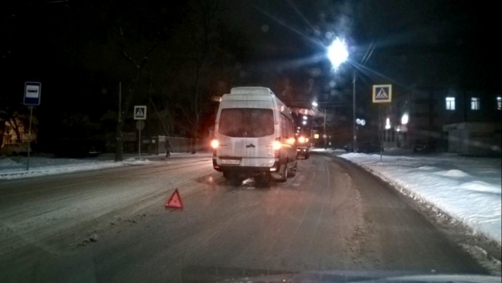 Возле бани «Лазавица» в Великих Луках столкнулись микроавтобус и «ВАЗ» (ФОТО) - 2016-11-02 20:42:00 - 1