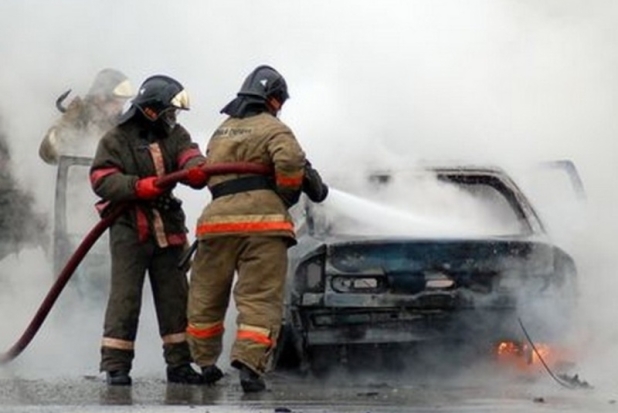 В Псковском районе тушили автомобиль - 2020-02-09 15:45:00 - 1