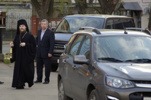 Лампада с Благодатным огнем доставлена в Великие Луки из Иерусалима - 2016-05-03 11:34:00 - 1