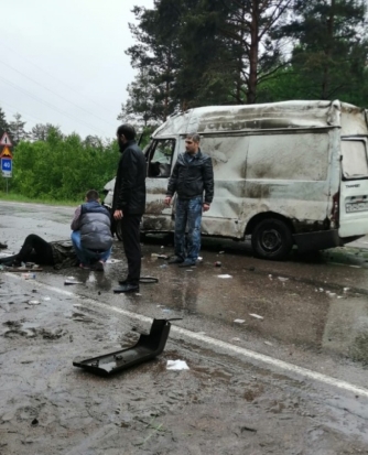 ФОТО: женщину, придавленную автобусом после ДТП на трассе, спасли сотрудники псковской исправительной колонии - 2019-05-30 14:54:00 - 1