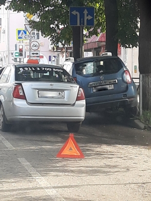 ФОТО: В Великих Луках не смогли разъехаться два автомобиля - 2020-08-17 10:40:00 - 1