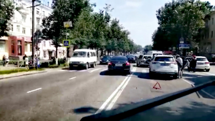 Женщина-пешеход и автомобилистка пострадали в аварии на центральном проспекте Великих Лук: подробности (ФОТО) - 2019-06-14 15:25:00 - 1