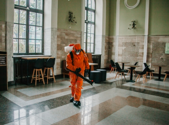 Сотрудники МЧС провели дезинфекцию объектов инфраструктуры и социально-значимых объектов в Великих Луках и Пскове - 2020-10-23 08:36:00 - 1