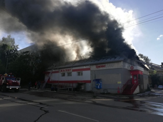 ФОТОфакт: В Великих Луках горит магазин (+видео) - 2020-06-23 18:26:00 - 1