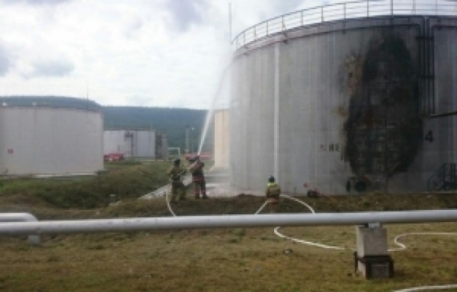 В Иркутской области на нефтеперерабатывающем предприятии потушили пожар в резервуаре с пятью тоннами топлива - 2017-08-11 11:26:00 - 1
