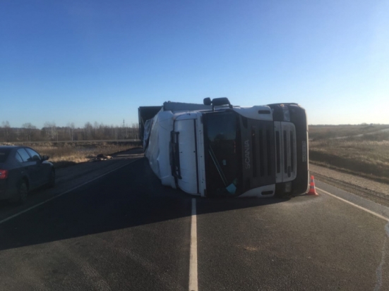 ФОТО: перевернувшийся под Великими Луками большегруз - 2020-02-05 13:25:00 - 1