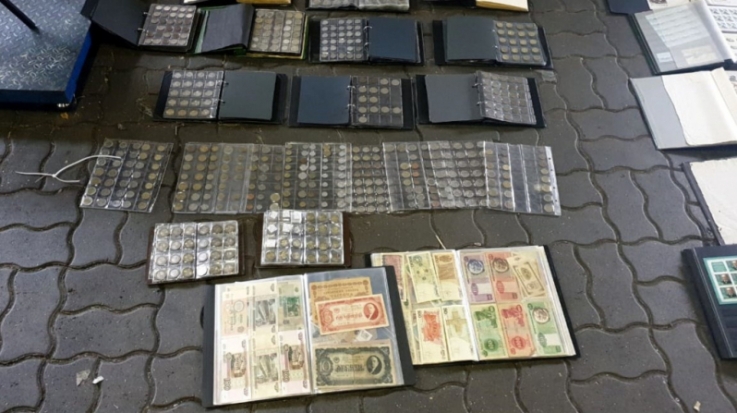 Псковские таможенники изъяли альбомы с коллекциями марок, монет, денежных купюр и медалей (ФОТО, ВИДЕО) - 2020-07-30 10:14:00 - 1