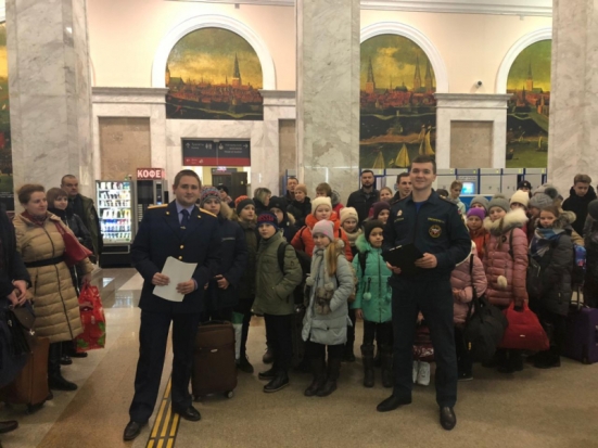 Псковские следователи сопроводили школьников на Кремлевскую елку - 2019-12-25 14:03:00 - 1