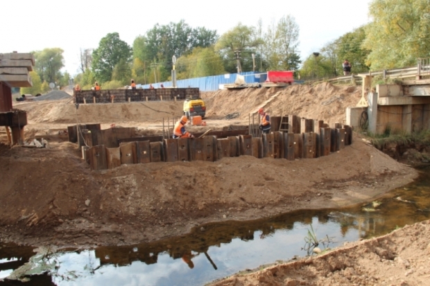 В Бежаницком районе возводят опоры будущего моста через реку Ашевка - 2020-10-07 13:00:00 - 1