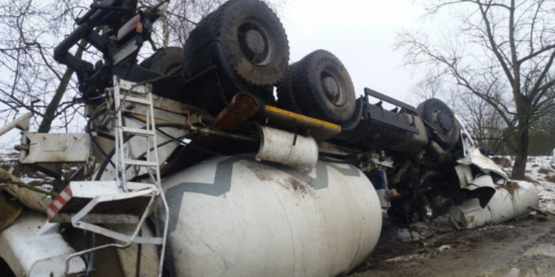 На дороге в Великолукском районе перевернулся КАМАЗ - 2020-12-18 15:12:00 - 1