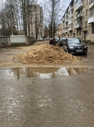 ФОТО: Великолучане недоумевают, почему управляющие компании хранят открытый песок во дворах жилых домов - 2020-02-27 11:43:00 - 1