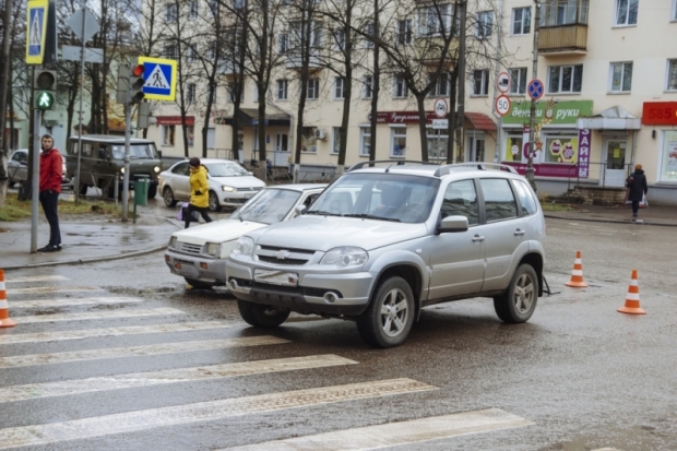 Авария затрудняет проезд в центре Великих Лук (ФОТО) - 2018-10-26 15:41:00 - 1