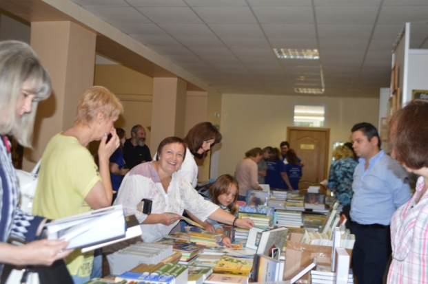 На выставке-ярмарке в великолукской библиотеке прошла презентация книжных издательств - 2019-08-26 18:24:00 - 1