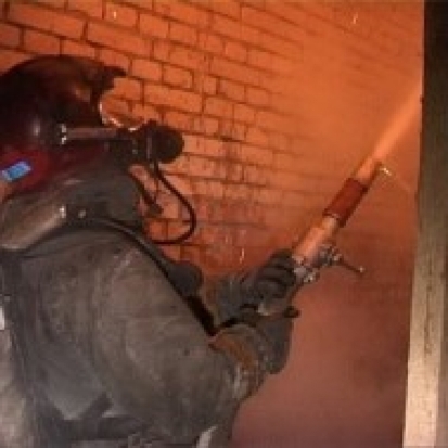 6 пожарных расчетов выезжали на возгорание строения на Октябрьском проспекте в Пскове - 2017-03-23 07:27:00 - 1