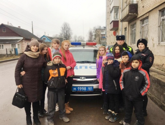 В Новосокольниках сотрудники ГИБДД организовали встречу для ребят из отряда юных инспекторов движения - 2020-03-07 11:39:00 - 1