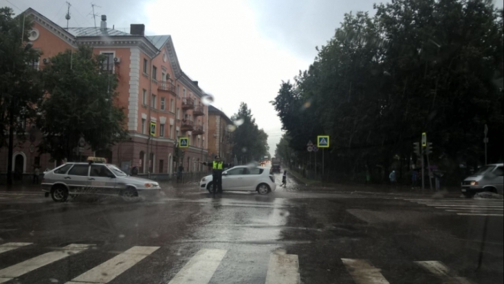 Центральный перекресток Великих Лук затоплен, отключен светофор, работает регулировщик (ФОТО) - 2016-07-21 13:47:00 - 1