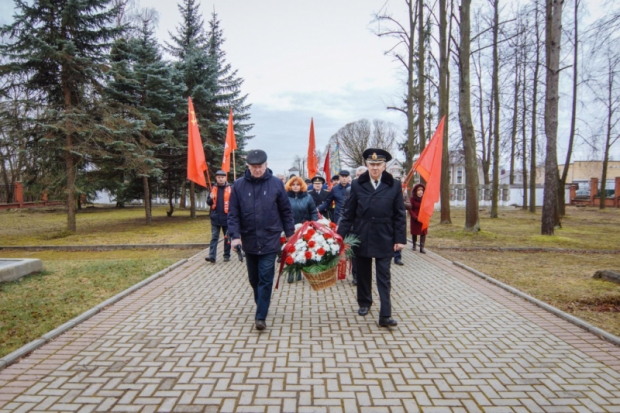 ФОТОрепортаж: Церемония возложения цветов на Братском кладбище в Великих Луках - 2020-02-21 14:17:00 - 1