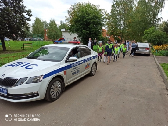 «Шагающий автобус» напомнил великолукским школьникам правила дорожного движения - 2020-09-03 18:07:00 - 1