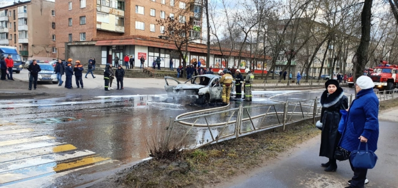 Владелец автомобиля, который загорелся в Великих Луках после ДТП, скрылся с места происшествия (+фото) - 2020-02-18 18:07:00 - 1