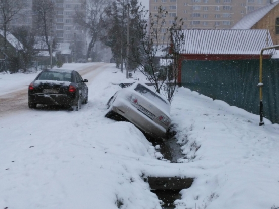 День жестянщика в Великих Луках в разгаре: «Мазда» в придорожной канаве (ФОТО) - 2016-11-02 14:16:00 - 1
