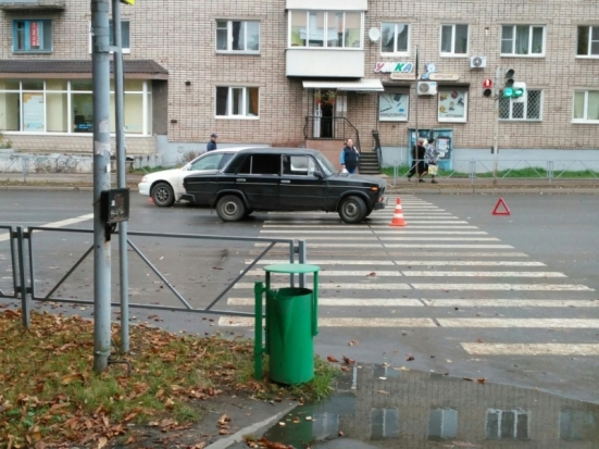 Недобрая пятница: авария на проспекте Гагарина в Великих Луках (ФОТО) - 2016-09-30 13:11:00 - 1