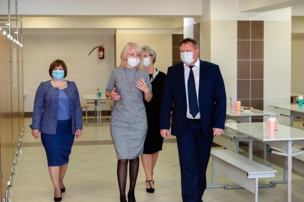 Школьное питание, национальные проекты и отопительный сезон: главный федеральный инспектор по Псковской области посетил Великие Луки - 2020-09-28 10:03:00 - 1