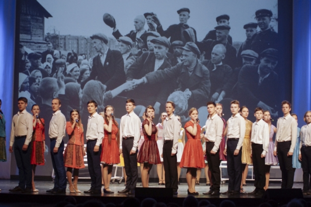 ФОТОрепортаж: в Великих Луках прошел концерт, посвященный Дню освобождения города - 2020-01-20 09:47:00 - 1