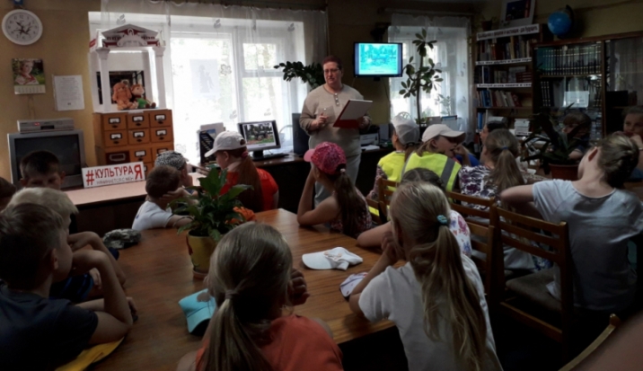 Учащиеся великолукской школы № 6 побывали на уроке в городском архиве - 2019-06-07 18:02:00 - 1