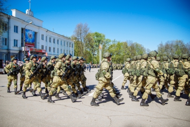 Парад в честь 71-й годовщины со дня Победы прошел в Великих Луках (ФОТО) - 2016-05-09 11:05:00 - 1