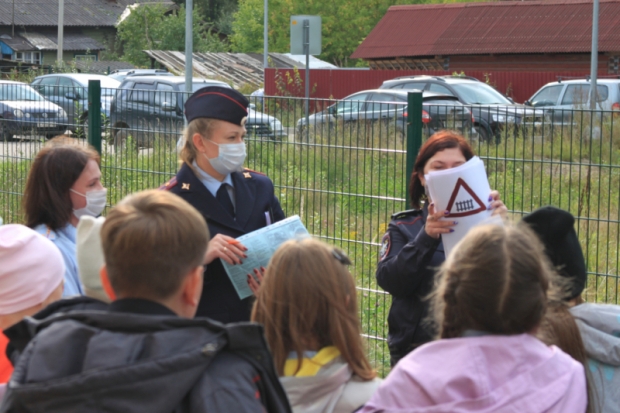 Великолукские школьники повторили правила дорожной безопасности вместе со стражами порядка - 2020-09-25 13:48:00 - 1